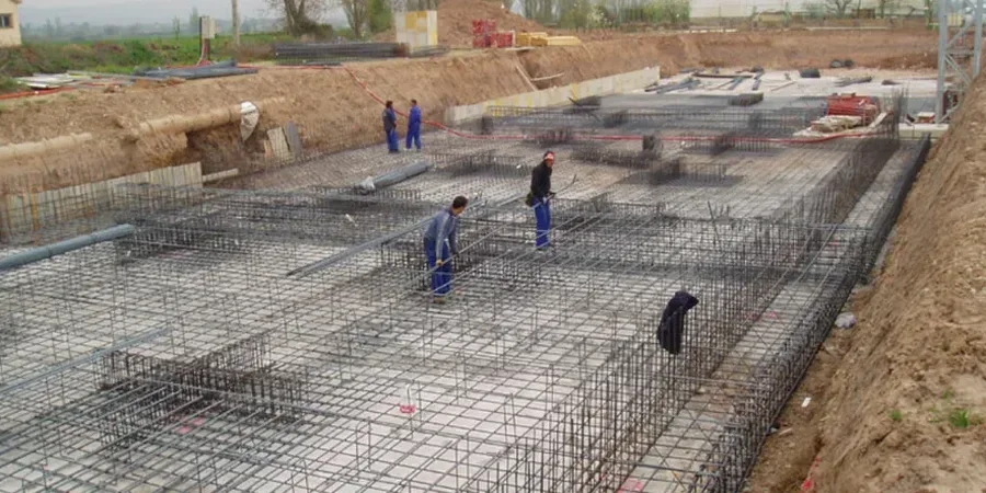 Diseño de Cimentaciones Superficiales en Calama: Ingeniería para Suelos Salinos y Zona Sísmica 3